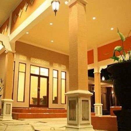 พาเทรีย การ์เด้น โฮเต็ล Hotel Blitar ภายนอก รูปภาพ