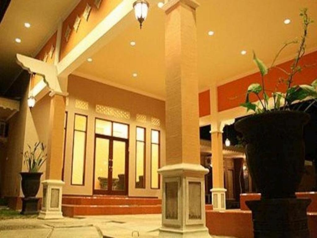 พาเทรีย การ์เด้น โฮเต็ล Hotel Blitar ภายนอก รูปภาพ