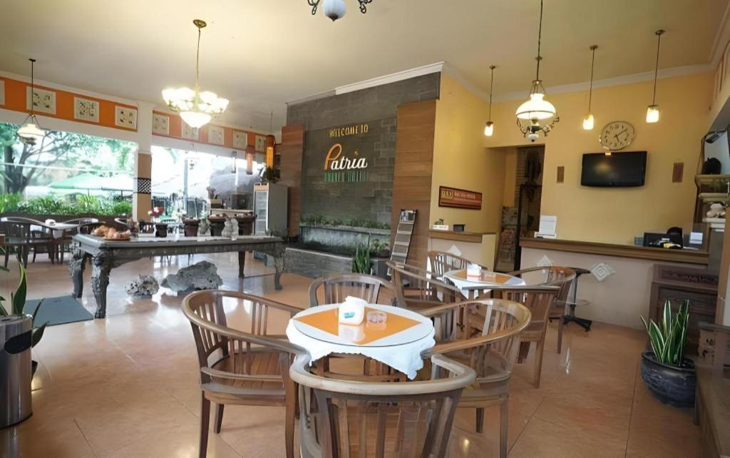 พาเทรีย การ์เด้น โฮเต็ล Hotel Blitar ภายนอก รูปภาพ