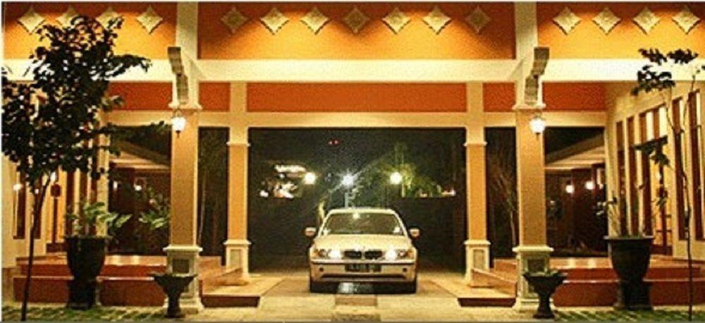 พาเทรีย การ์เด้น โฮเต็ล Hotel Blitar ภายนอก รูปภาพ